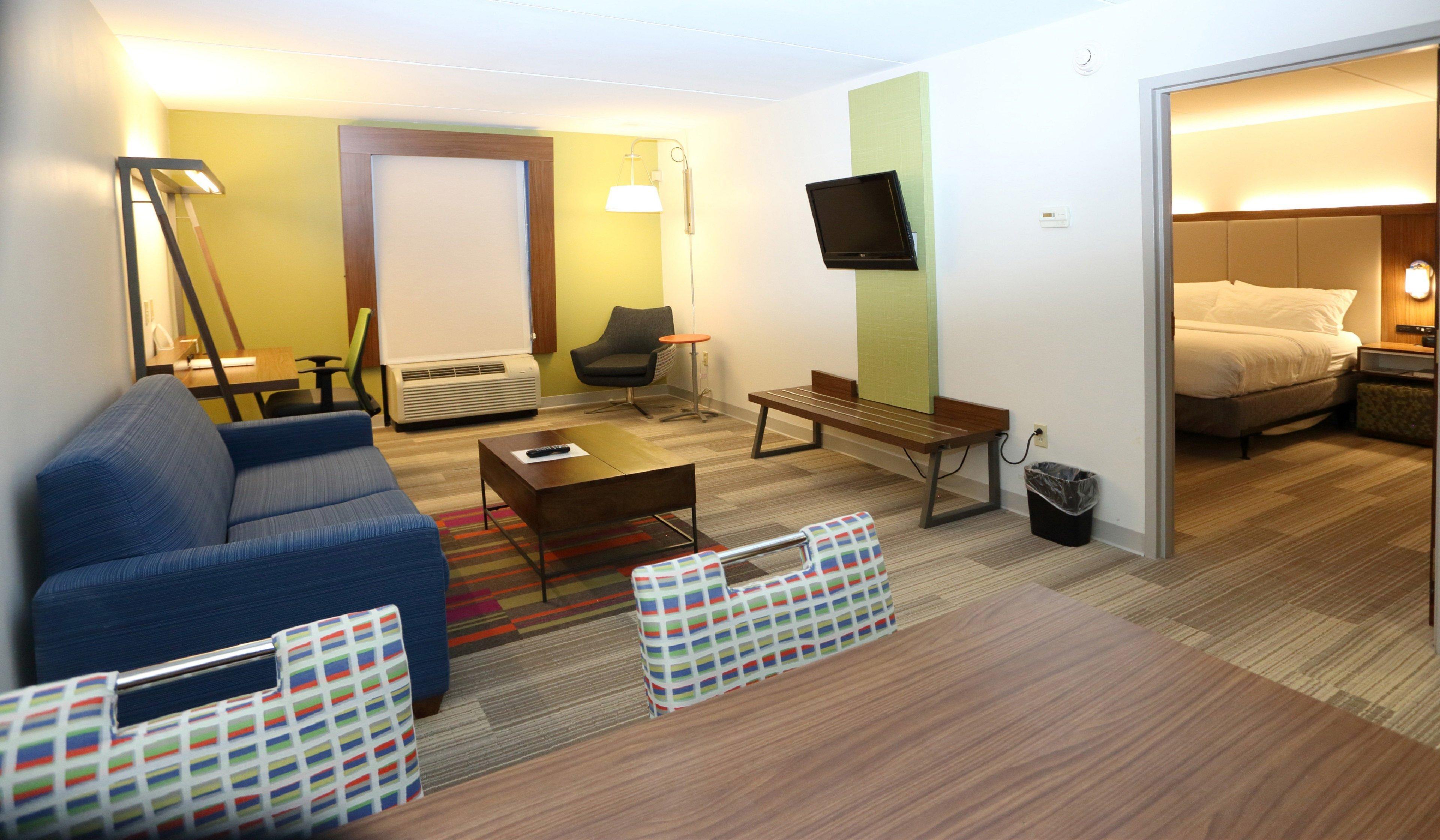 Holiday Inn Express & Suites Newport News, An Ihg Hotel Exterior photo